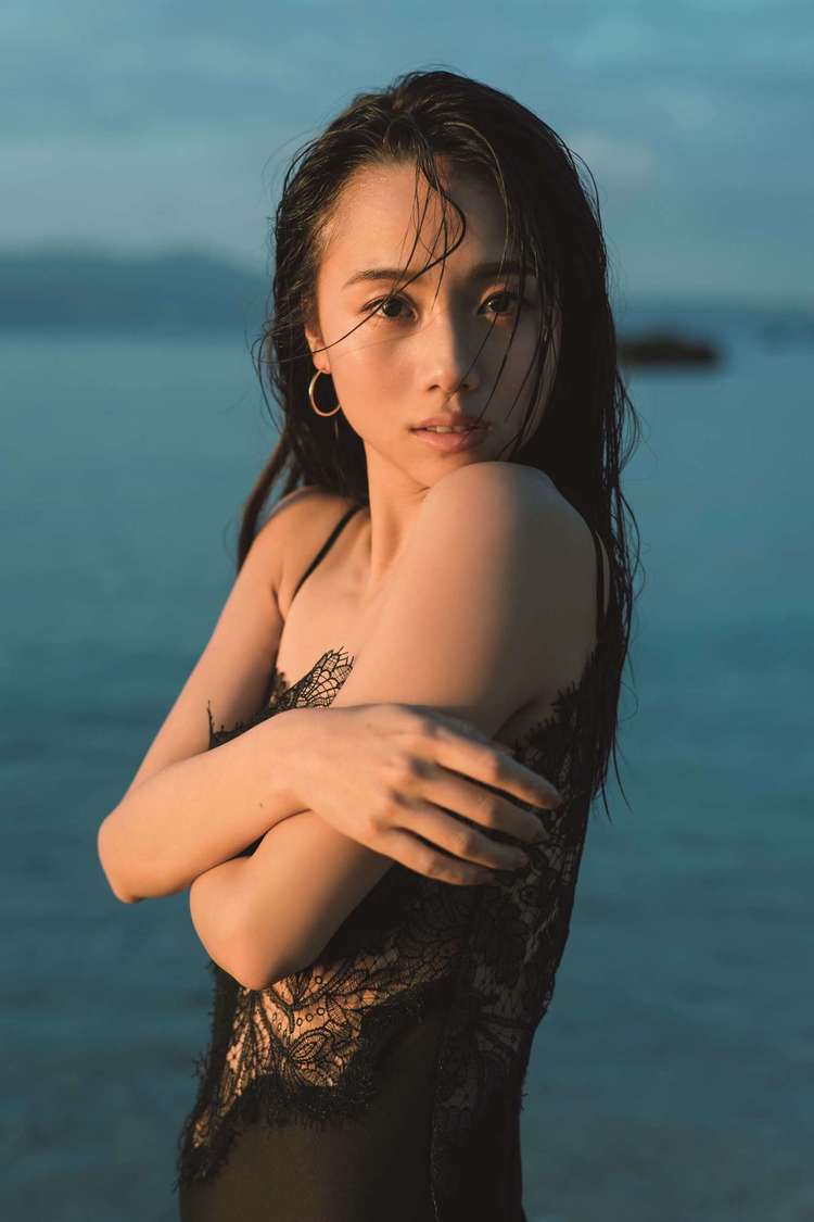 伊原葵 1st写真集 『Noon』（撮影：三瓶康友）