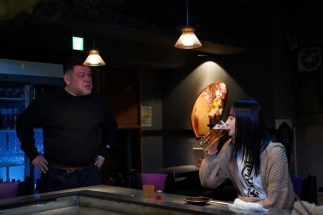 左から、くっきー！、遠藤さくら 『トラックガール』 （C）フジテレビ