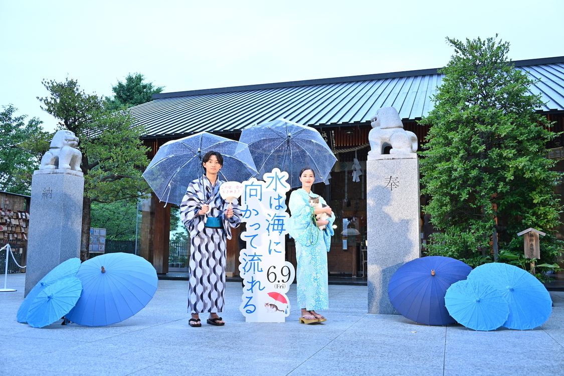 ＜映画『水は海に向かって流れる』公開直前ヒット祈願イベント＞赤城神社（2023年6月6日／©2023映画「水は海に向かって流れる」製作委員会 ©田島列島/講談社）