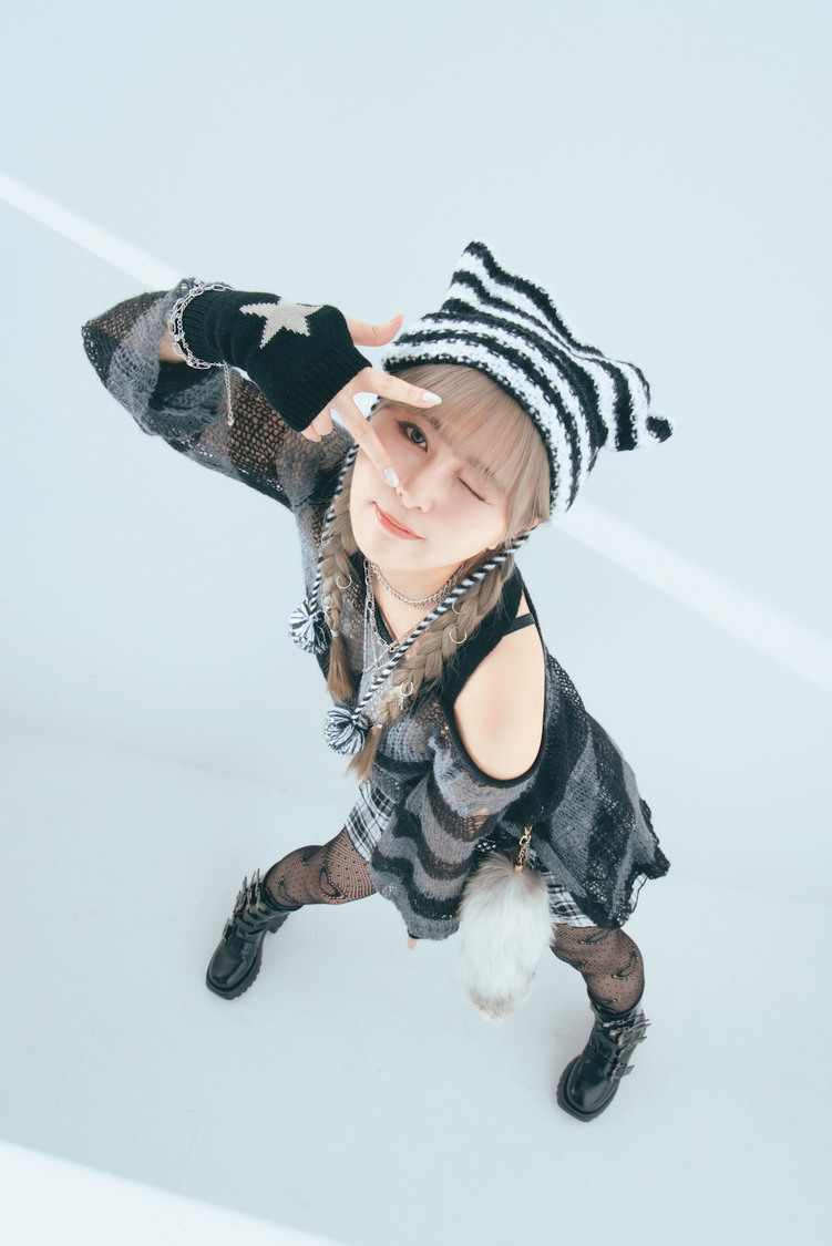 『戦慄かなの×頓知気さきな femme fatale ビジュアルブック』初公開カット（©︎KODANSHA）