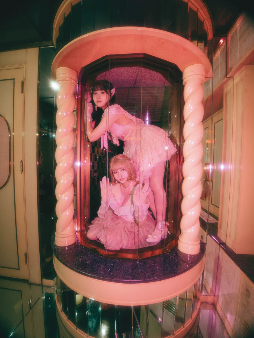 『戦慄かなの×頓知気さきな femme fatale ビジュアルブック』初公開カット（©︎KODANSHA）