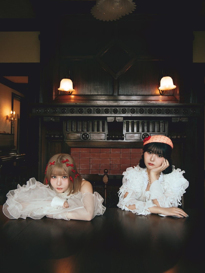 『戦慄かなの×頓知気さきな femme fatale ビジュアルブック』初公開カット（©︎KODANSHA）