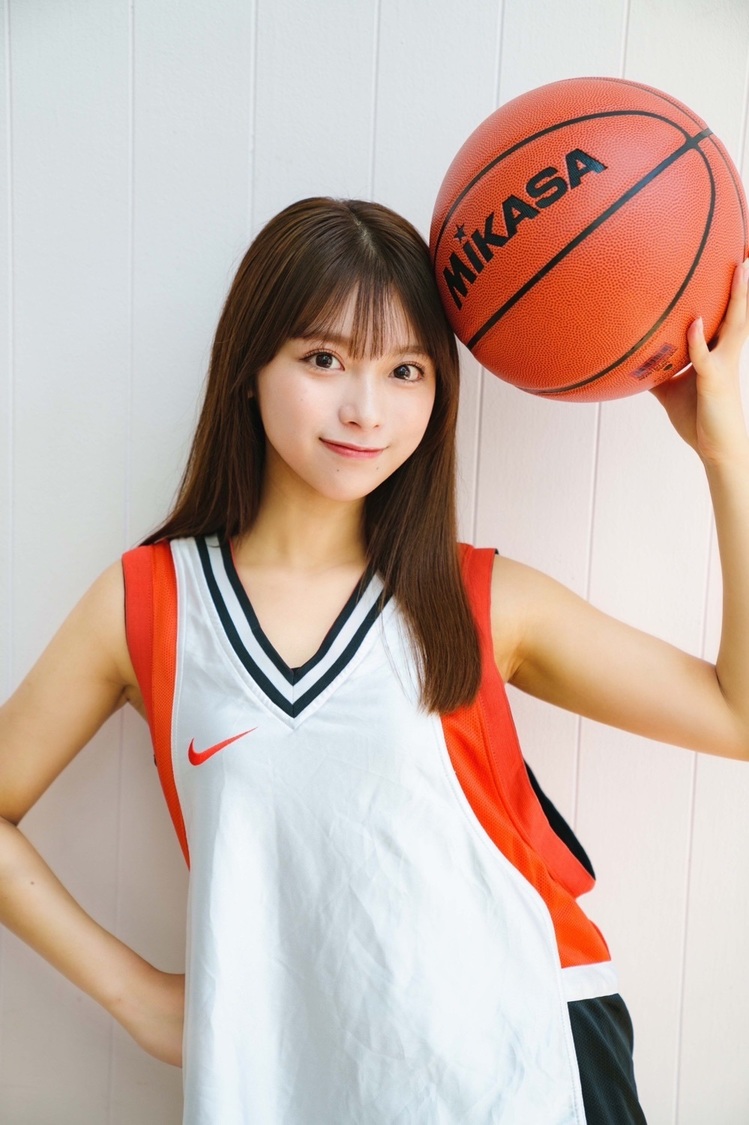 まるぴ『ヤングアニマル』アザーカット（撮影：鈴木ゴータ、スタイリスト：工藤沙恵（ミタケイショウ）、ヘアメイク：田森春菜（JULLY））