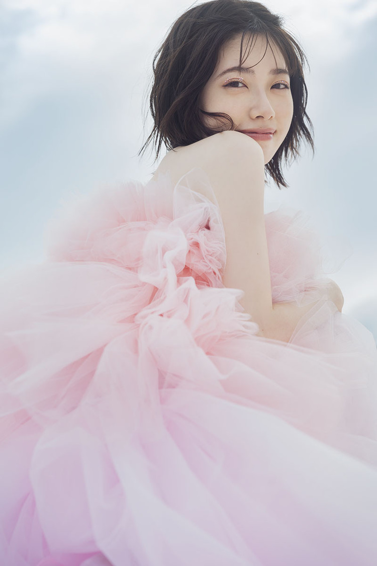 『礒部花凜 1st写真集（仮）』先行カット（撮影：藤原宏）