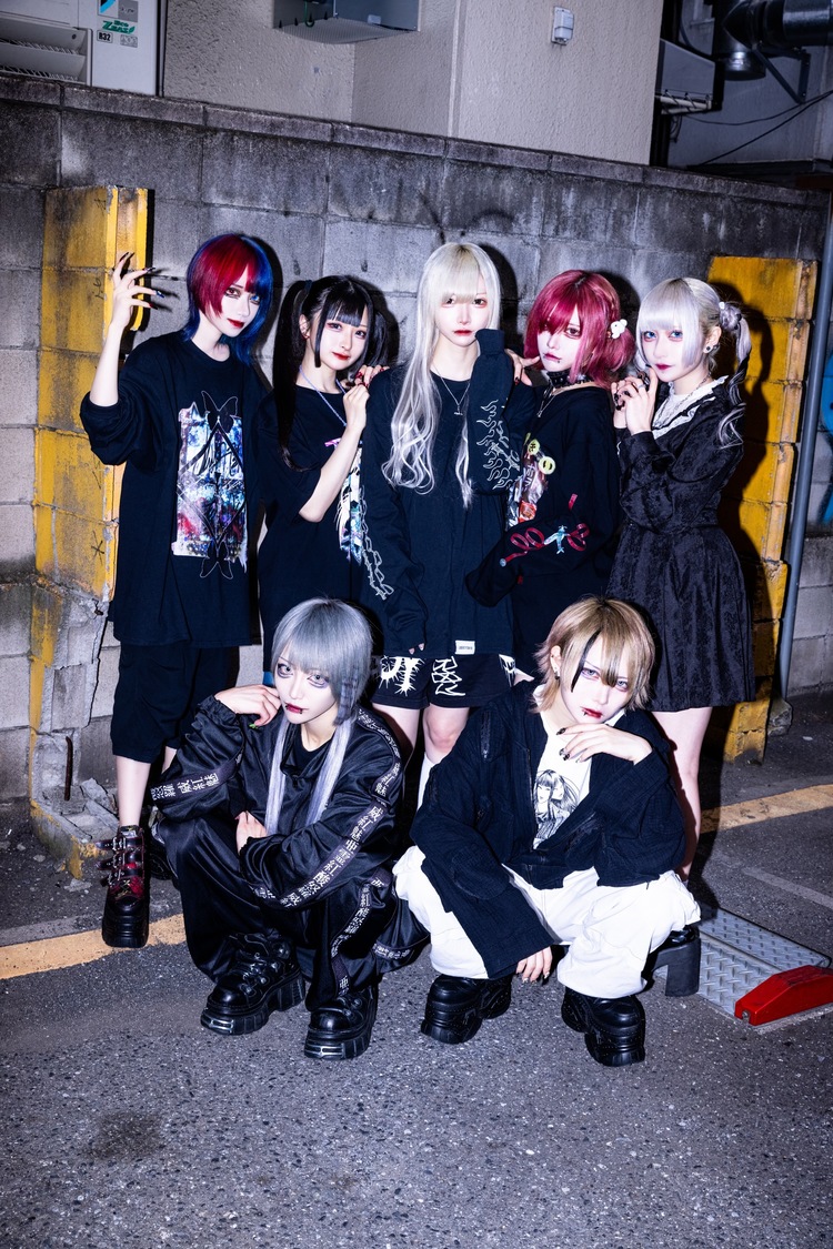 マーキュロ（前列左から、我執キル、珖夜ゼラ、後列左から、藍咲ユウリ、雅楽代カミテ、翠城ニア、芥タマキ、紫月レンゲ）