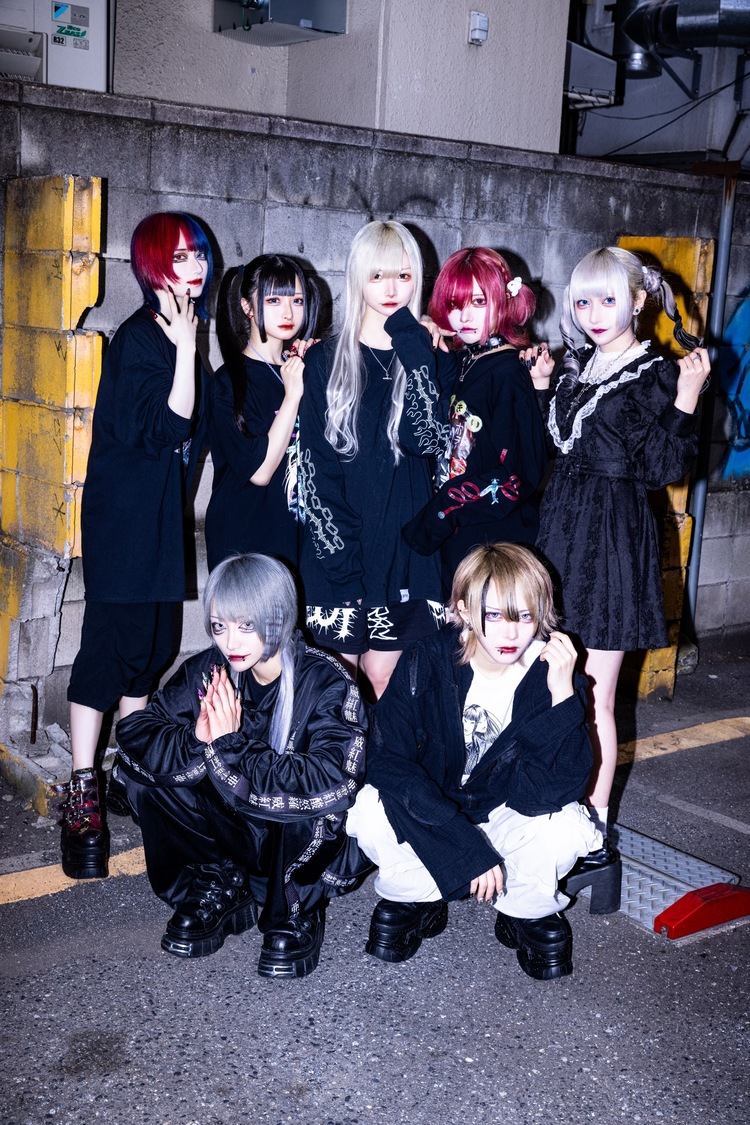 マーキュロ（前列左から、我執キル、珖夜ゼラ、後列左から、藍咲ユウリ、雅楽代カミテ、翠城ニア、芥タマキ、紫月レンゲ）