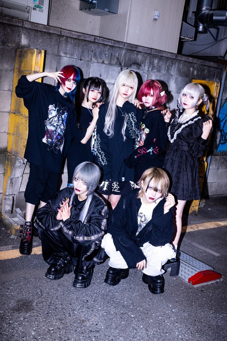 マーキュロ（前列左から、我執キル、珖夜ゼラ、後列左から、藍咲ユウリ、雅楽代カミテ、翠城ニア、芥タマキ、紫月レンゲ