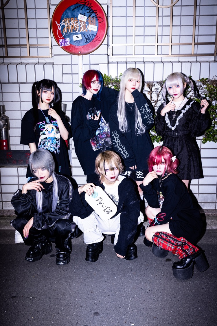 マーキュロ（前列左から、我執キル、珖夜ゼラ、芥タマキ、後列左から、雅楽代カミテ、藍咲ユウリ、翠城ニア、紫月レンゲ）