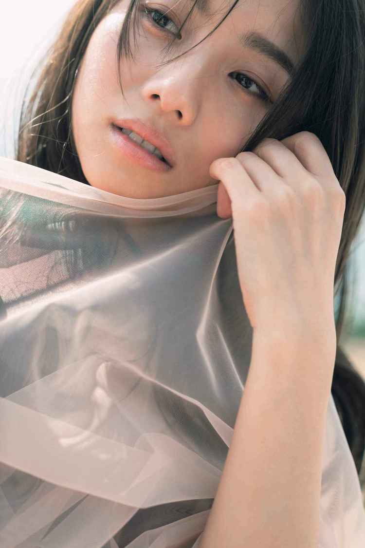 伊原葵 1st写真集 『Noon』（撮影：三瓶康友）