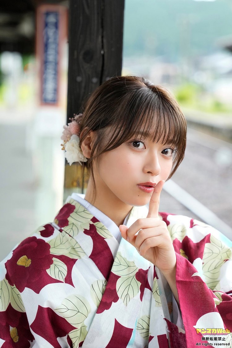 まるぴ『ヤングマガジン』アザーカット（撮影：LUCKMAN／スタイリスト：工藤沙恵（ミタケイショウ）／ヘアメイク：塩田結香（JULLY））