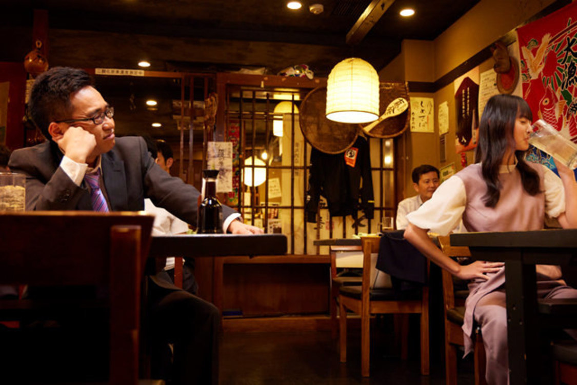 左から、八嶋智人、遠藤さくら 『トラックガール』 （C）フジテレビ