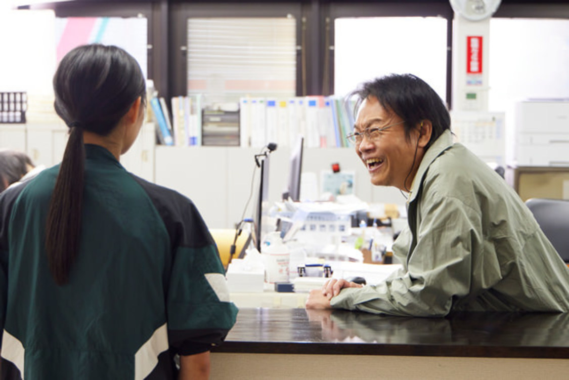 左から、遠藤さくら、星田英利 『トラックガール』 （C）フジテレビ