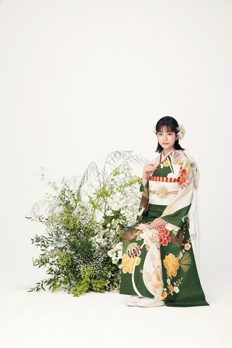 最新WEB カタログ特集『當真あみが着る二十歳が華やぐ伝統振袖』