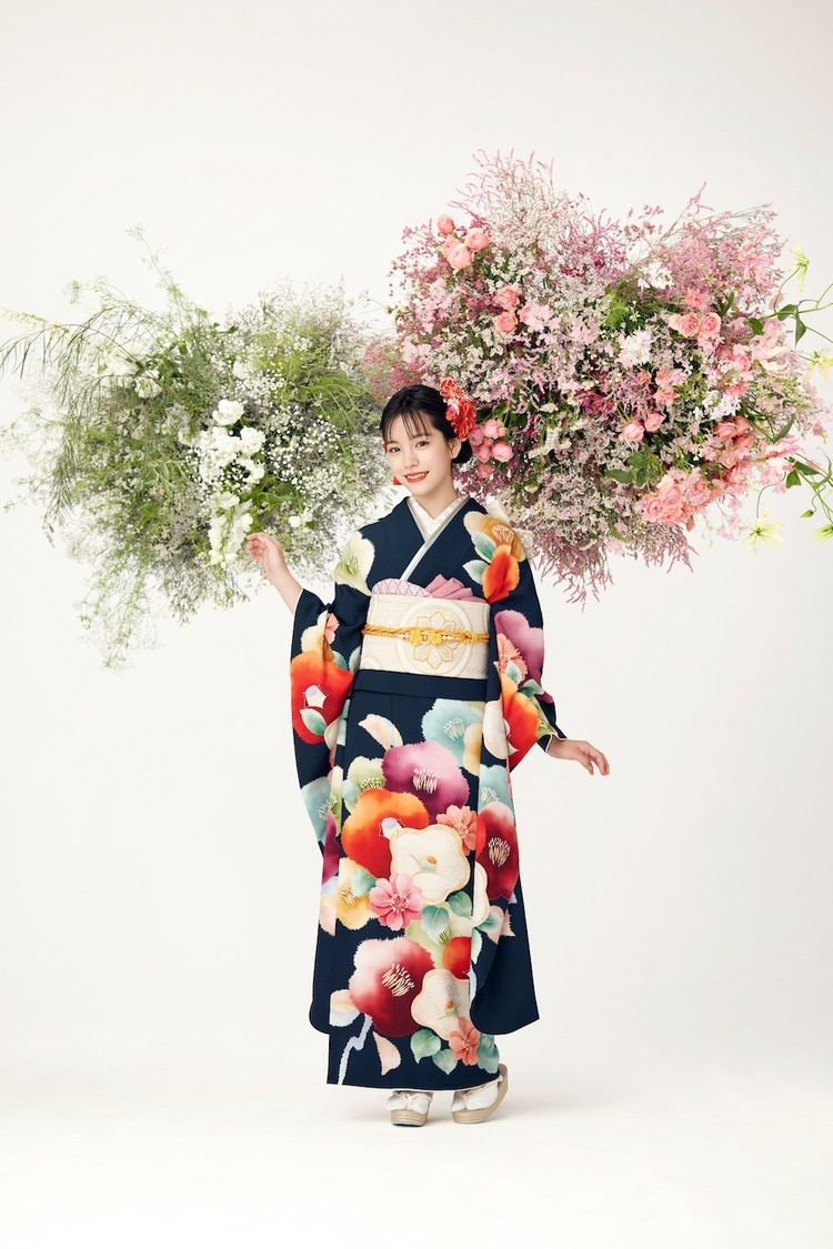 最新WEB カタログ特集『當真あみが着る二十歳が華やぐ伝統振袖』