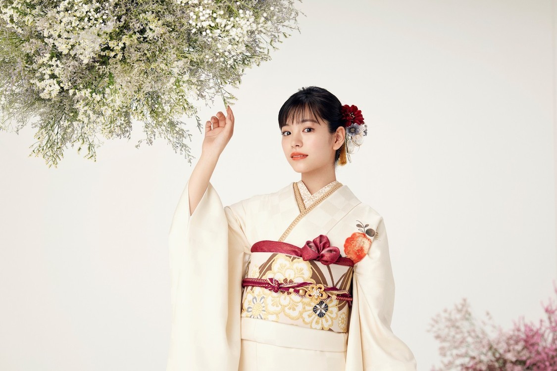 最新WEB カタログ特集『當真あみが着る二十歳が華やぐ伝統振袖』