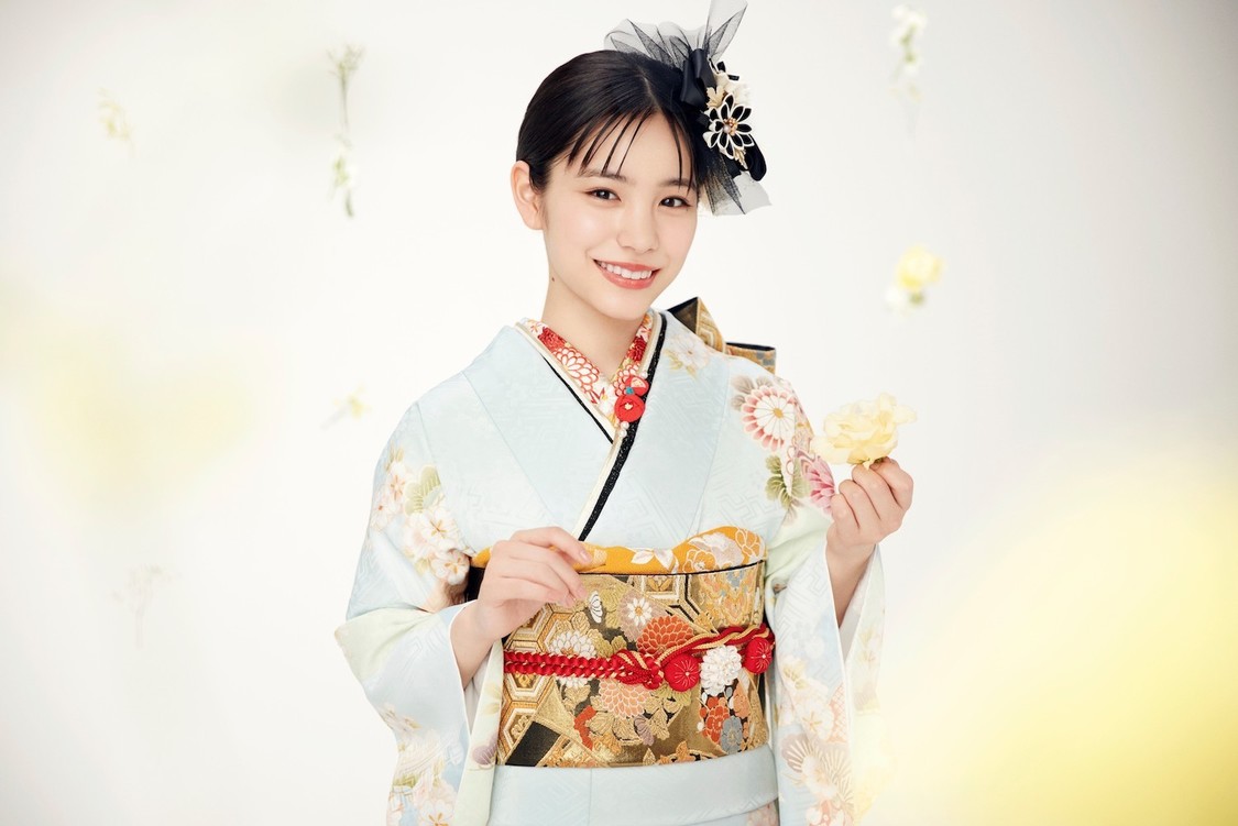 最新WEB カタログ特集『當真あみが着る二十歳が華やぐ伝統振袖』