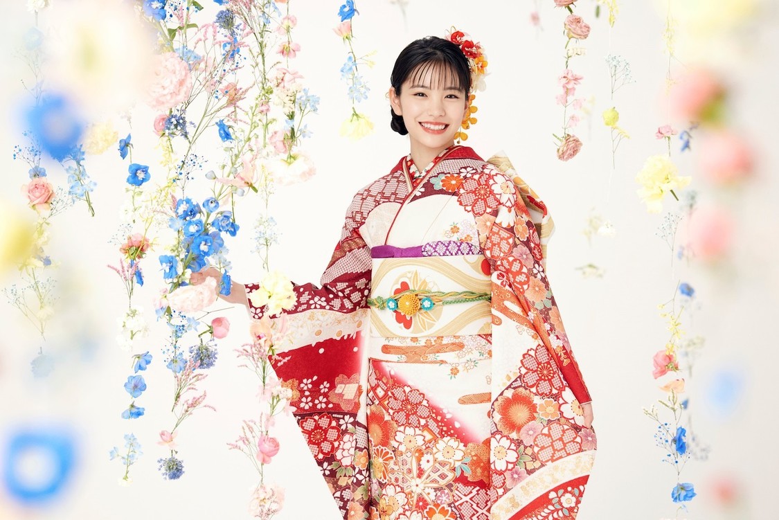 最新WEB カタログ特集『當真あみが着る二十歳が華やぐ伝統振袖』