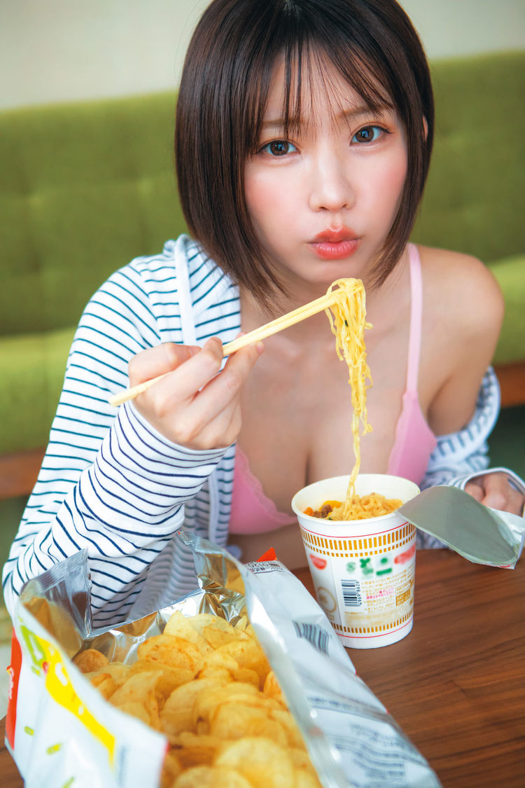 📸 画像：えなこ両面ポスター『ヤングチャンピオン』No.16（Ⓒ西村康