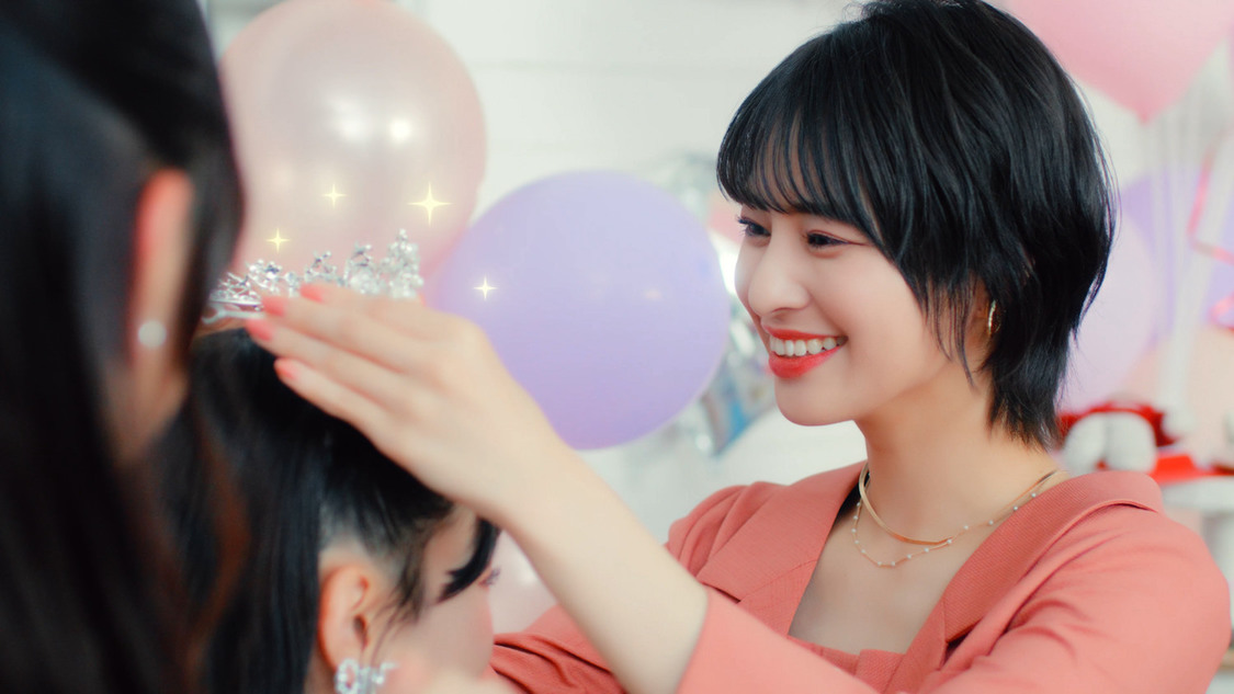 7thシングル「想わせぶりっこ」MVより