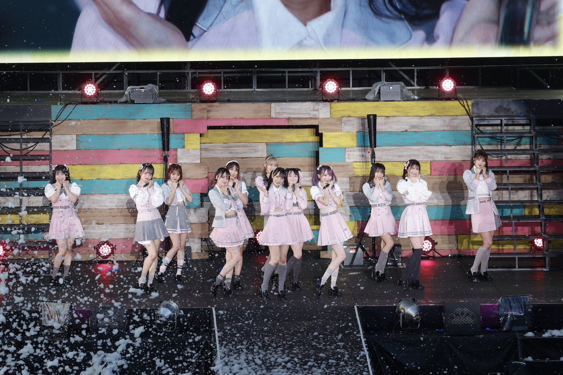 ≠ME「想わせぶりっこ」初パフォーマンス＜イコノイジョイ 2023＞富士急ハイランド・コニファーフォレスト（2023年7月29日／©️YOANI／KING RECORDS）