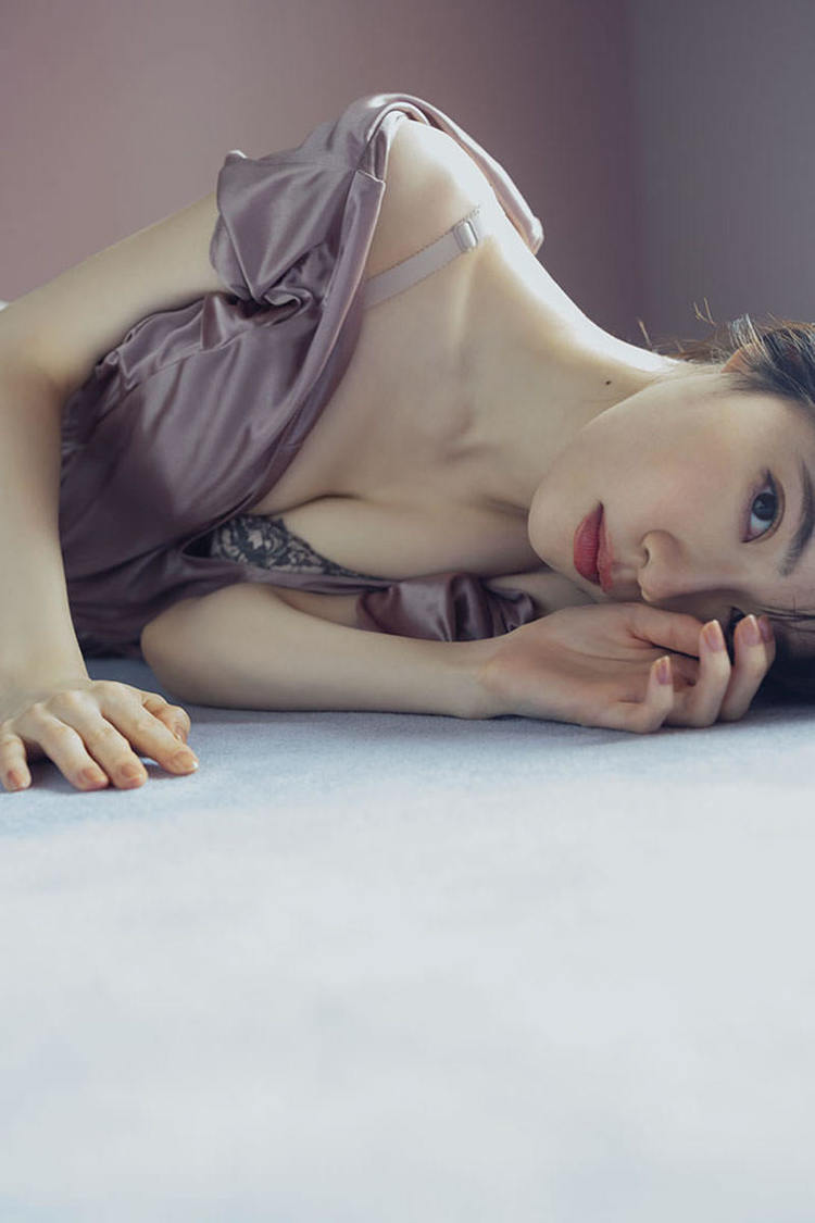 『礒部花凜 1st写真集 私めく』先行カット