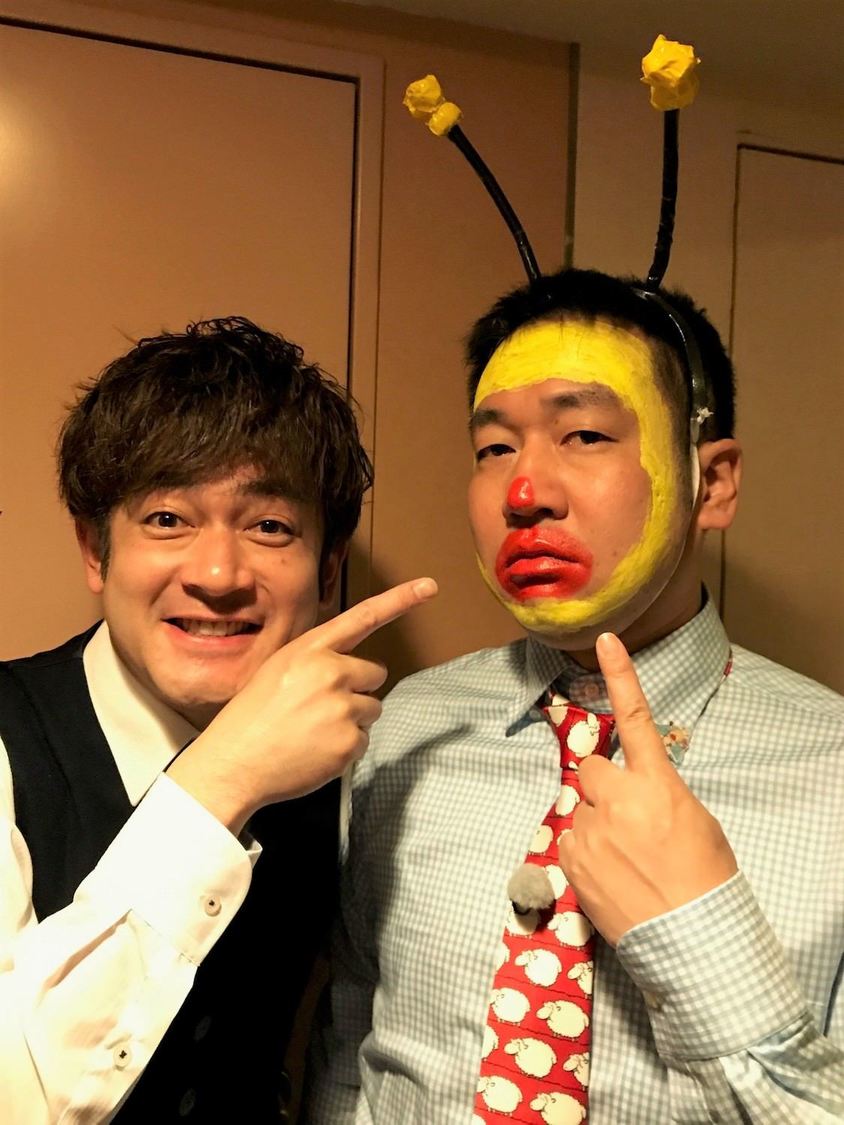 寝起きドッキリ時に、エイトくん（チーム8マスコット）に扮する進行役・なすなかにし