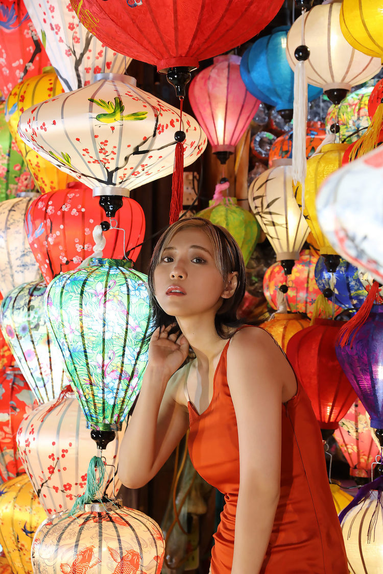 つんこ1st写真集『OVER』（©田口まき／小学館）