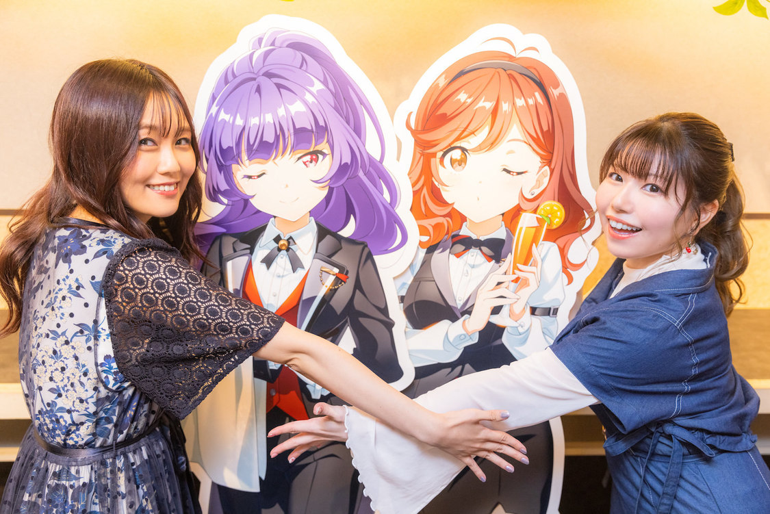 大地葉＆齋藤綾と担当キャラクターの等身大パネル