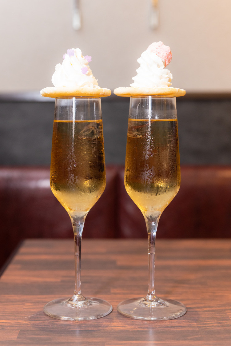 「CASQUETTE’Sのゴールドの泡弾けるジンジャーエール」。グラスの上に“キャスケット帽”をイメージした煎餅と生クリーム、メンバー4人をイメージしたトッピングがそれぞれ施されている