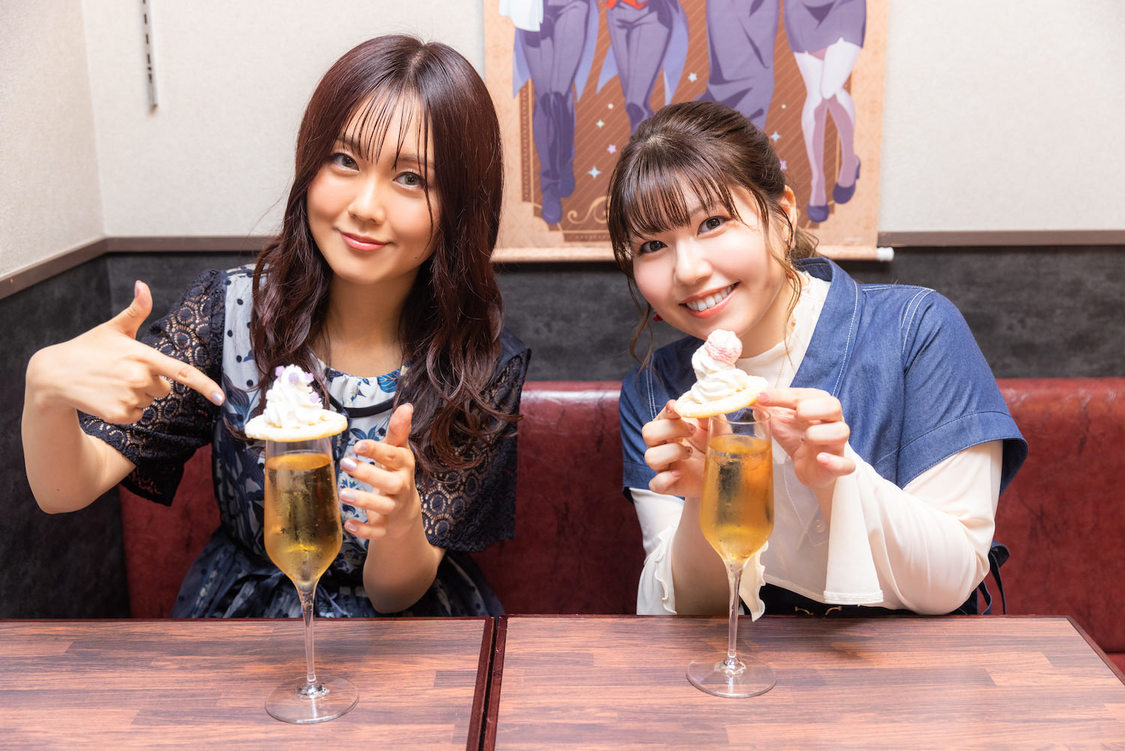 担当キャラクターの「CASQUETTE’Sのゴールドの泡弾けるジンジャーエール」を楽しむ大地葉と齋藤綾