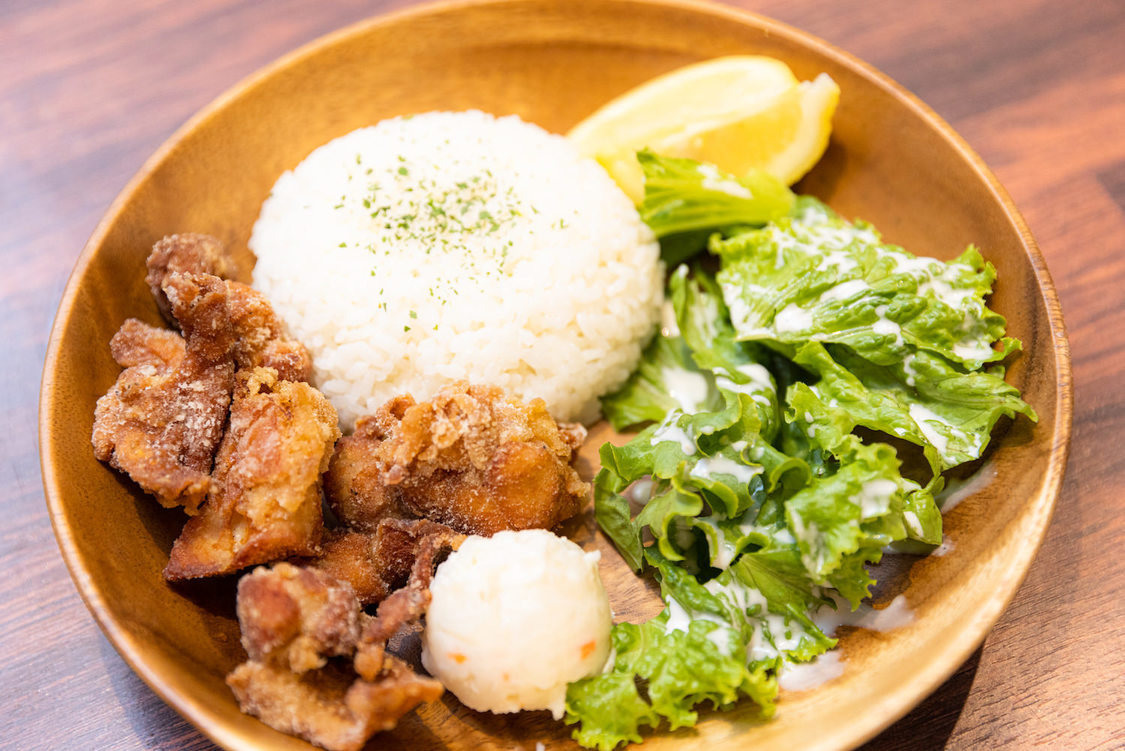 爽やかなレモン風味の塩唐揚げがポイントの1つとなる「Ci+LUS風味の塩唐揚げプレート」