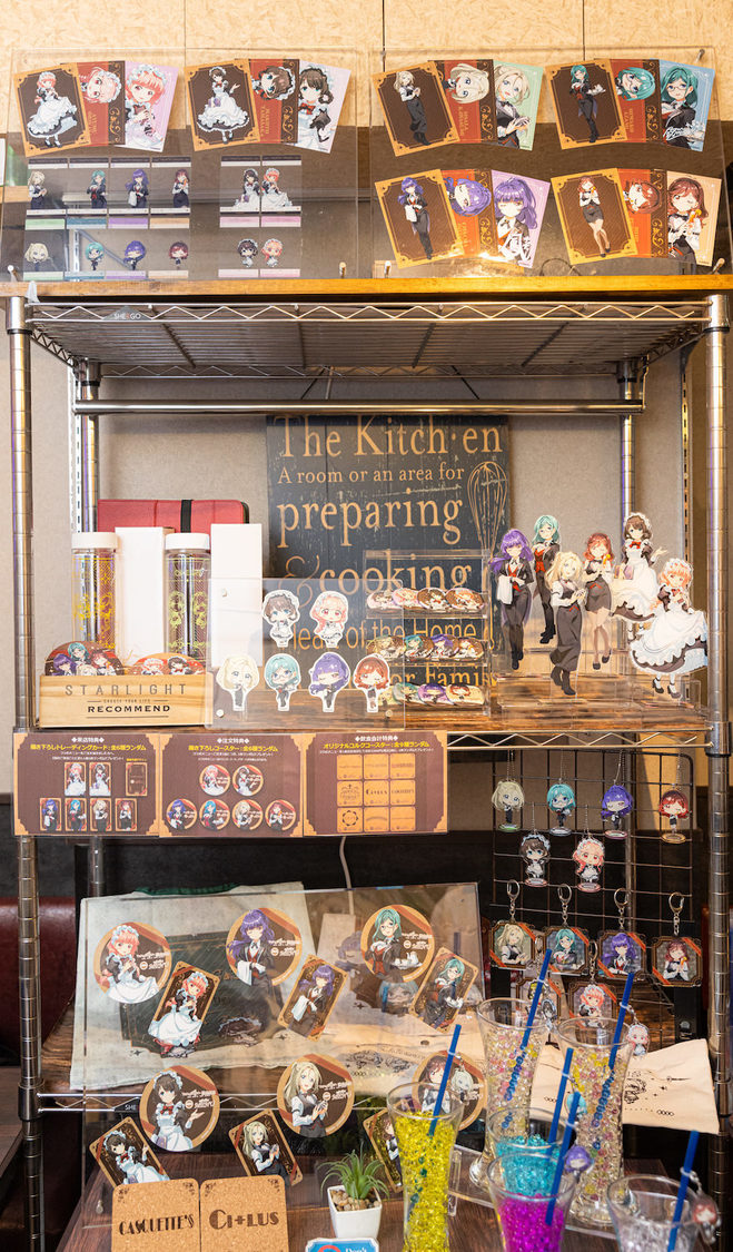 店内には、コラボグッズもディスプレイされている