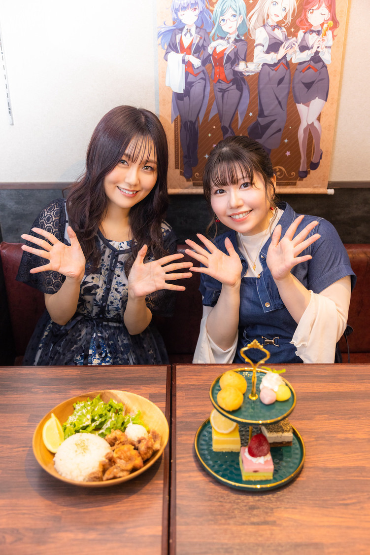 大地葉＆齋藤綾と「Ci+LUS風味の塩唐揚げプレート」（写真左）、「Ci+LUSのご奉仕アフタヌーンケーキ」（写真右）