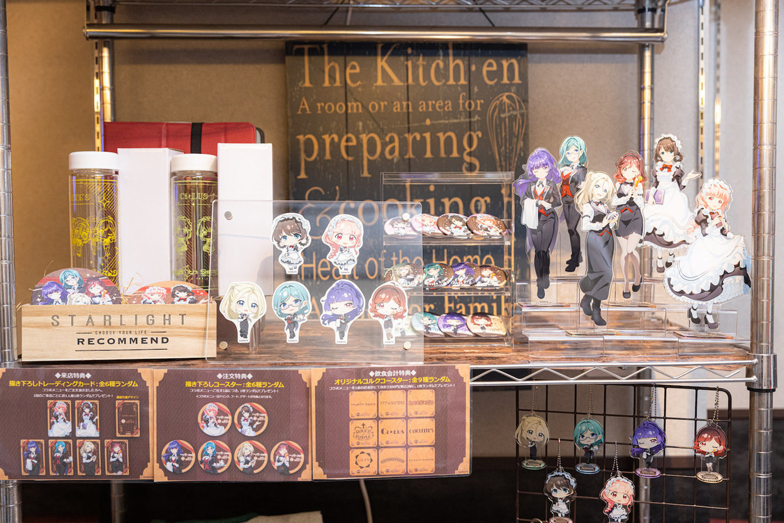 コラボグッズの店内ディスプレイ