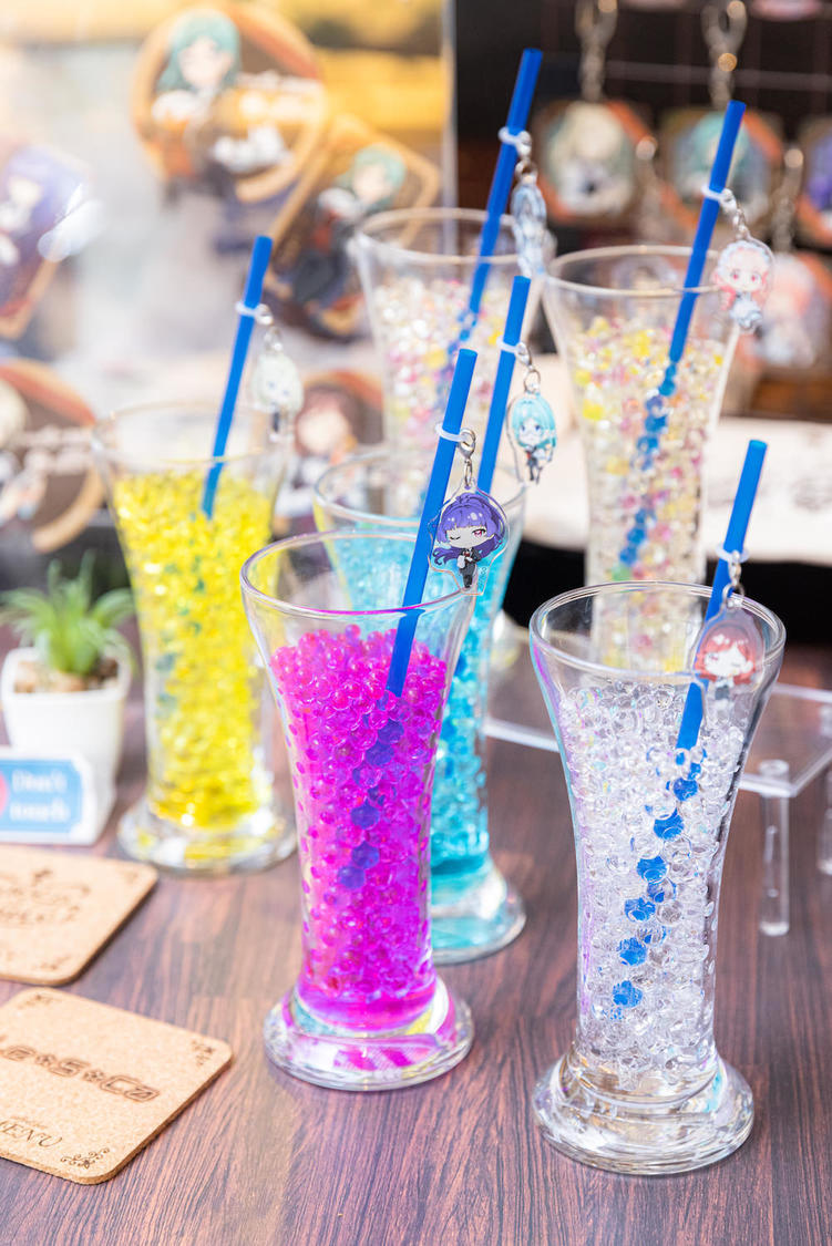 コラボグッズ＆ノベルティの店内ディスプレイ