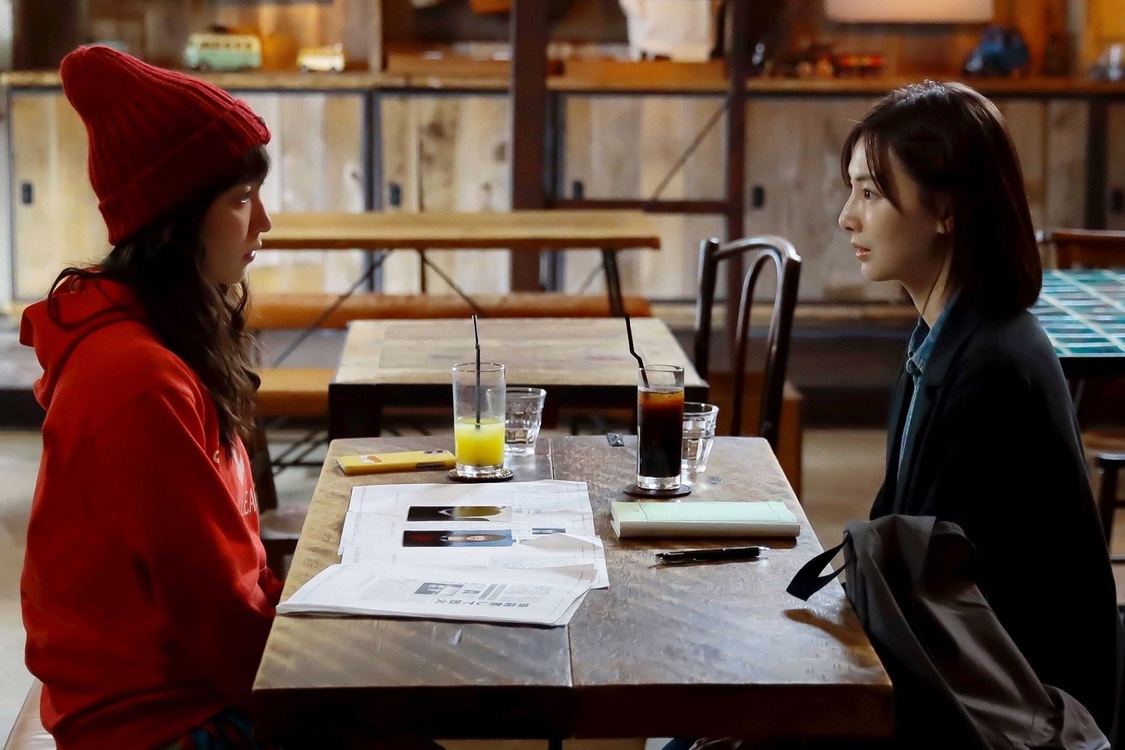 真尋（吉岡里帆）、香（北川景子）ドラマ『落日』場面写真より