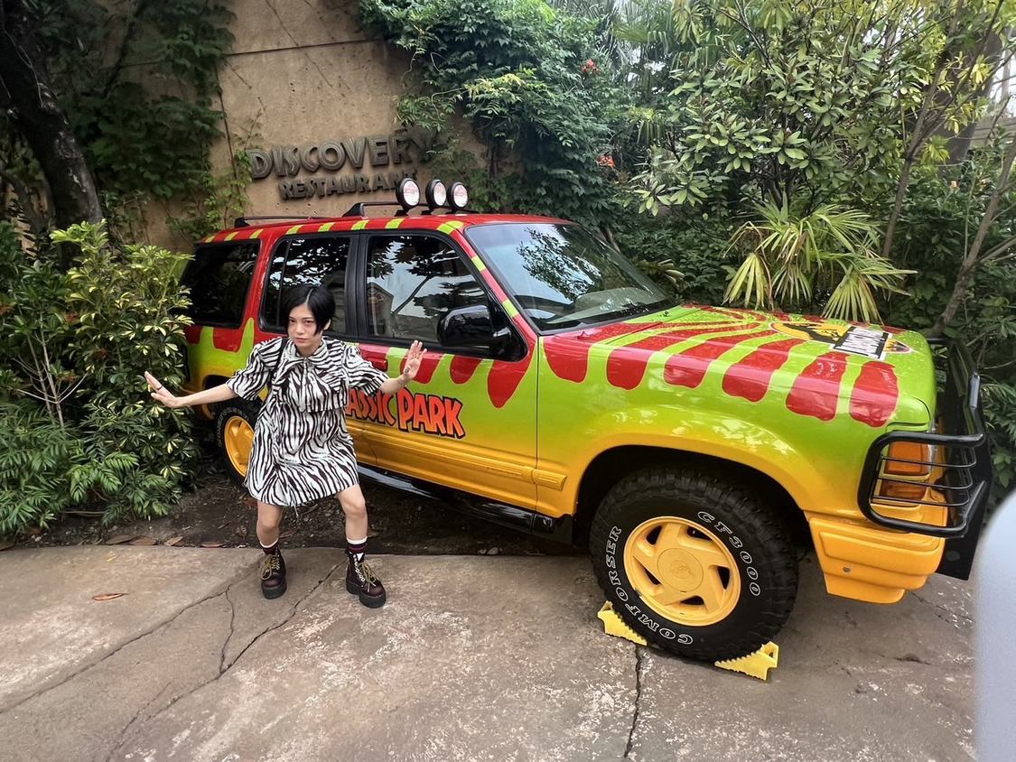 人生2回目のUSJに行ってきました！　『ジュラシック・パーク』の車なのに、『ジュラシック・ワールド』のポーズをしてしまったことは許してください。