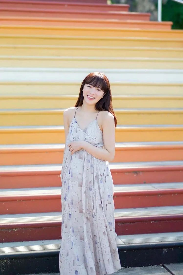 『中山莉子の2nd写真集。』（©KADOKAWA／写真：細居幸次郎）