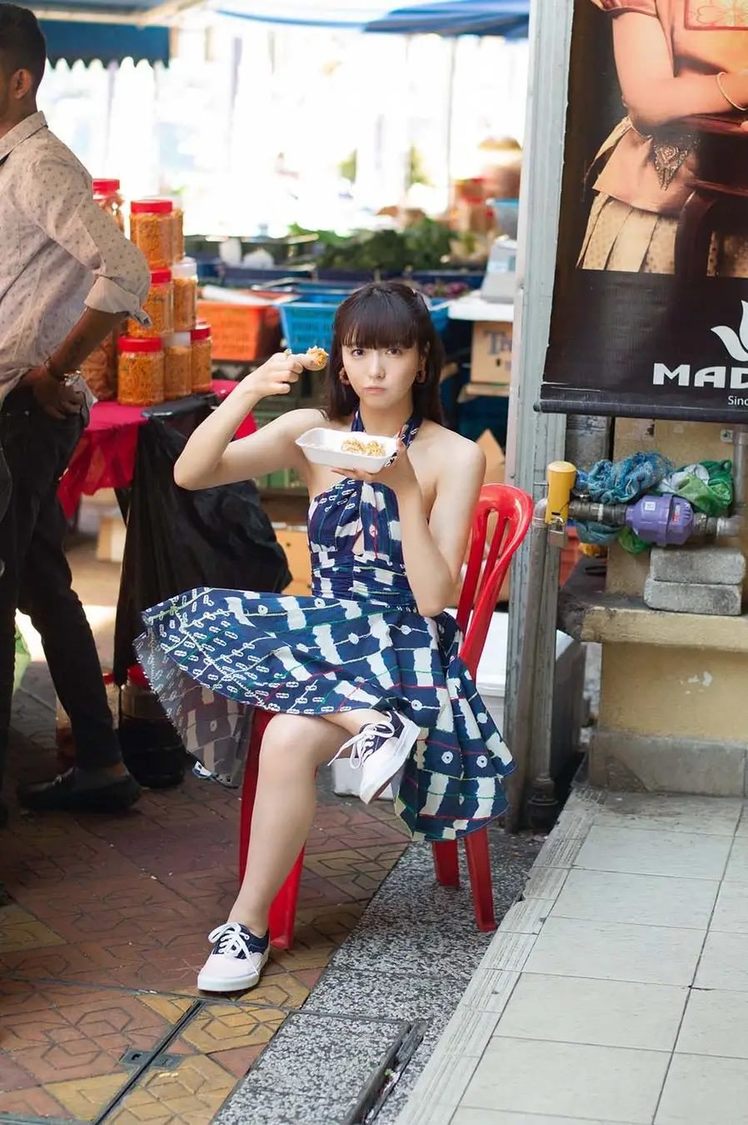 『中山莉子の2nd写真集。』（©KADOKAWA／写真：細居幸次郎）