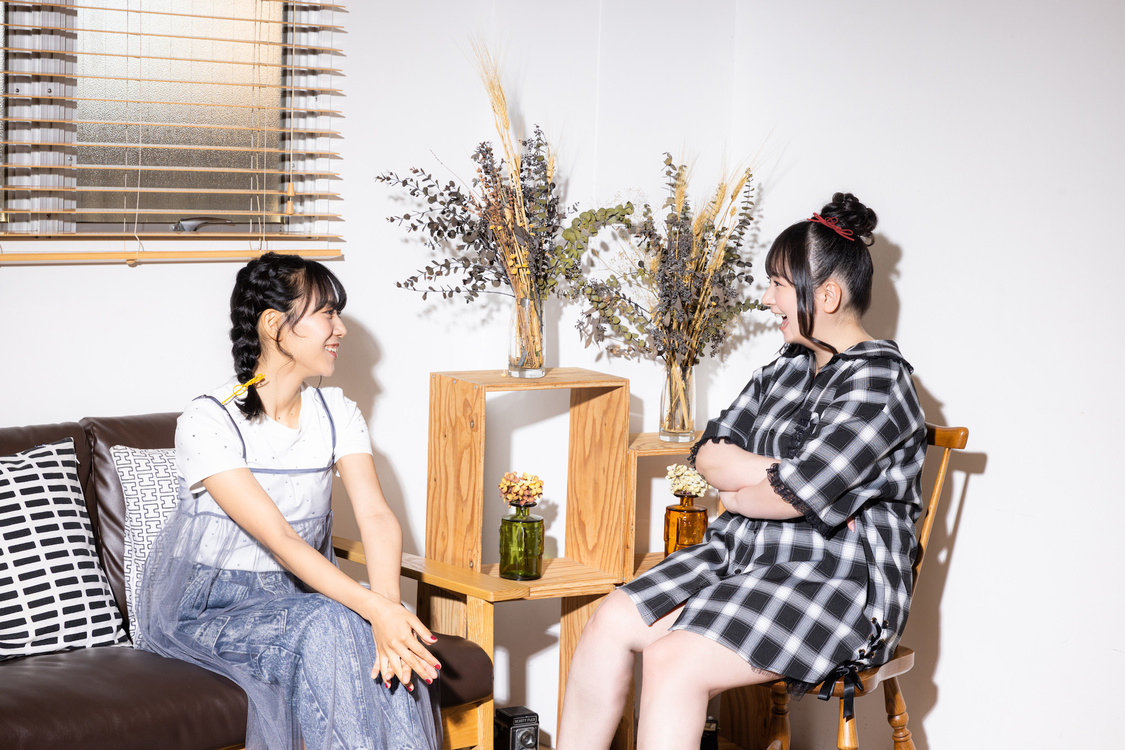 野村麻衣子（写真左）＆山本彩乃（写真右）