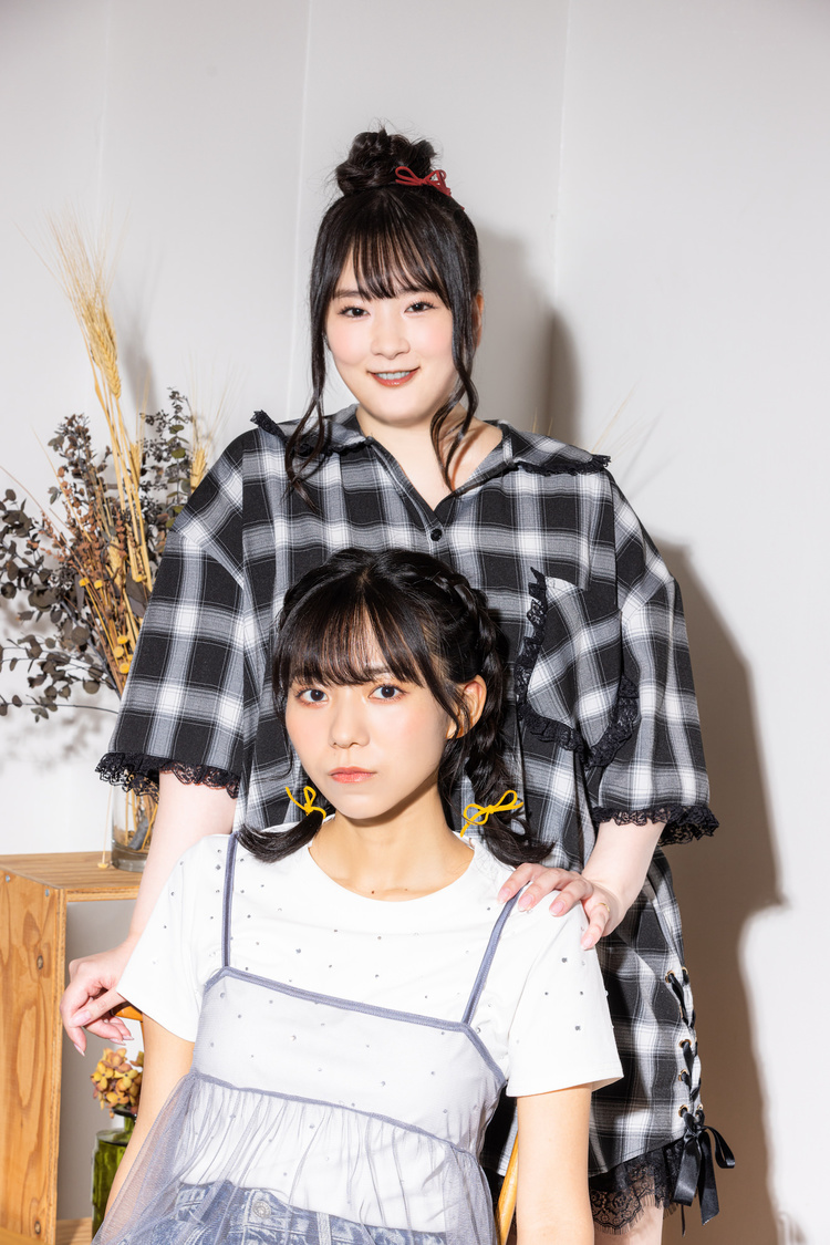 野村麻衣子（写真下）＆山本彩乃（写真上）