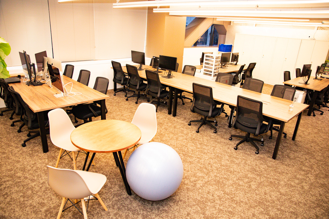 フリーアドレスを採用したスタッフルーム。バランスボールはスタッフだけではなく、クリエイターも楽しむことがあるとのこと。
