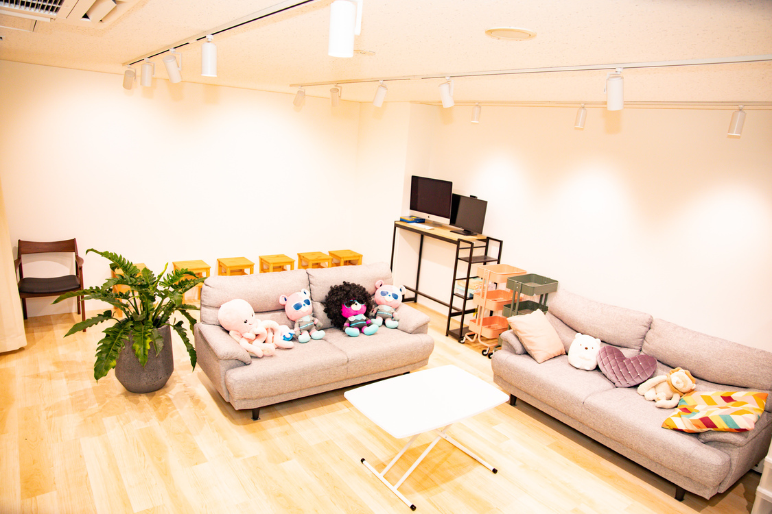 新撮影スタジオ。撮影用の小道具も多数取り揃えられている。