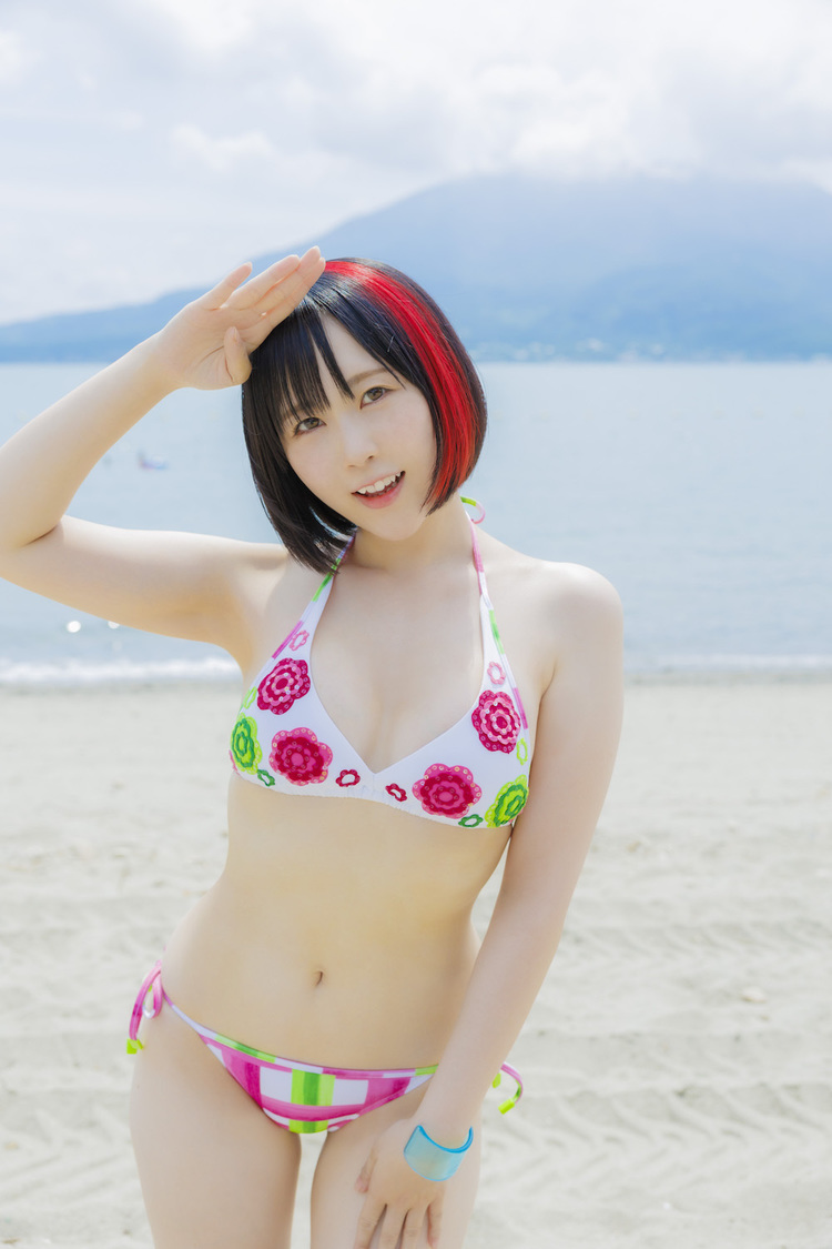 『夜道 雪2nd写真集　こいしき』関連カット（(C)KADOKAWA (C) 夜道雪オフィシャル 撮影/近藤宏一）