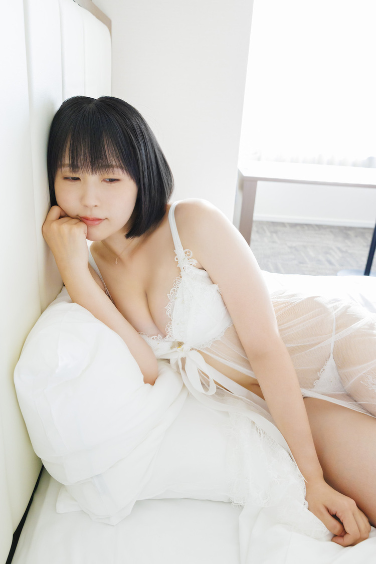 『夜道 雪2nd写真集　こいしき』関連カット（(C)KADOKAWA (C) 夜道雪オフィシャル 撮影/近藤宏一）