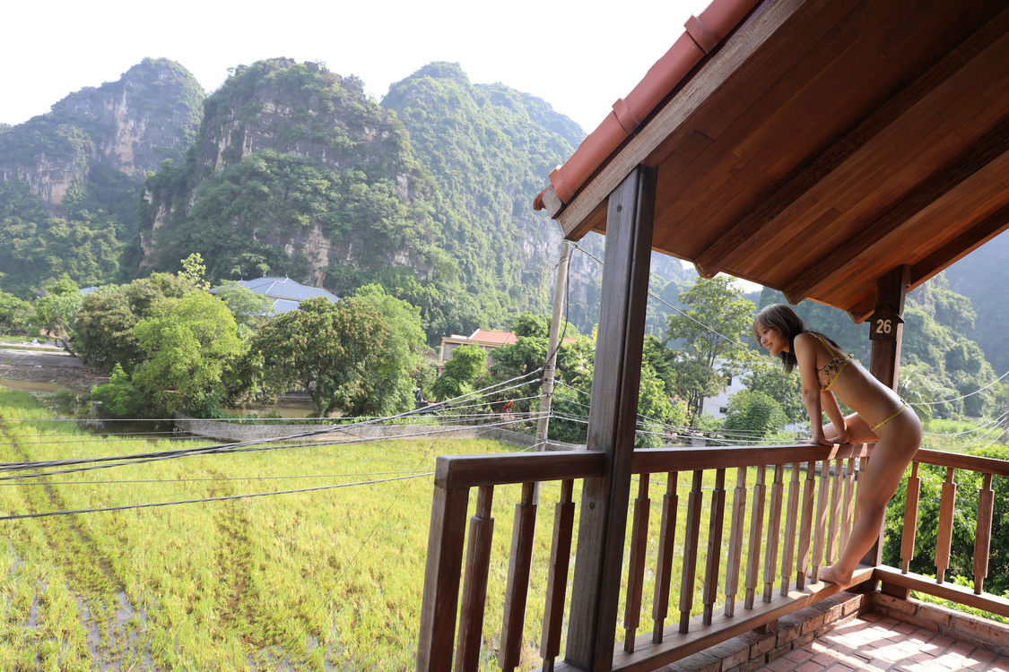 つんこ1st写真集『OVER』（©田口まき／小学館）