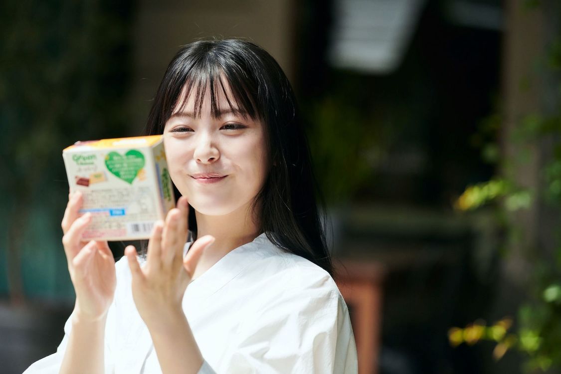 ガーナ 新TV-CM『はじめまして、緑のガーナです。』篇より（浜辺美波）