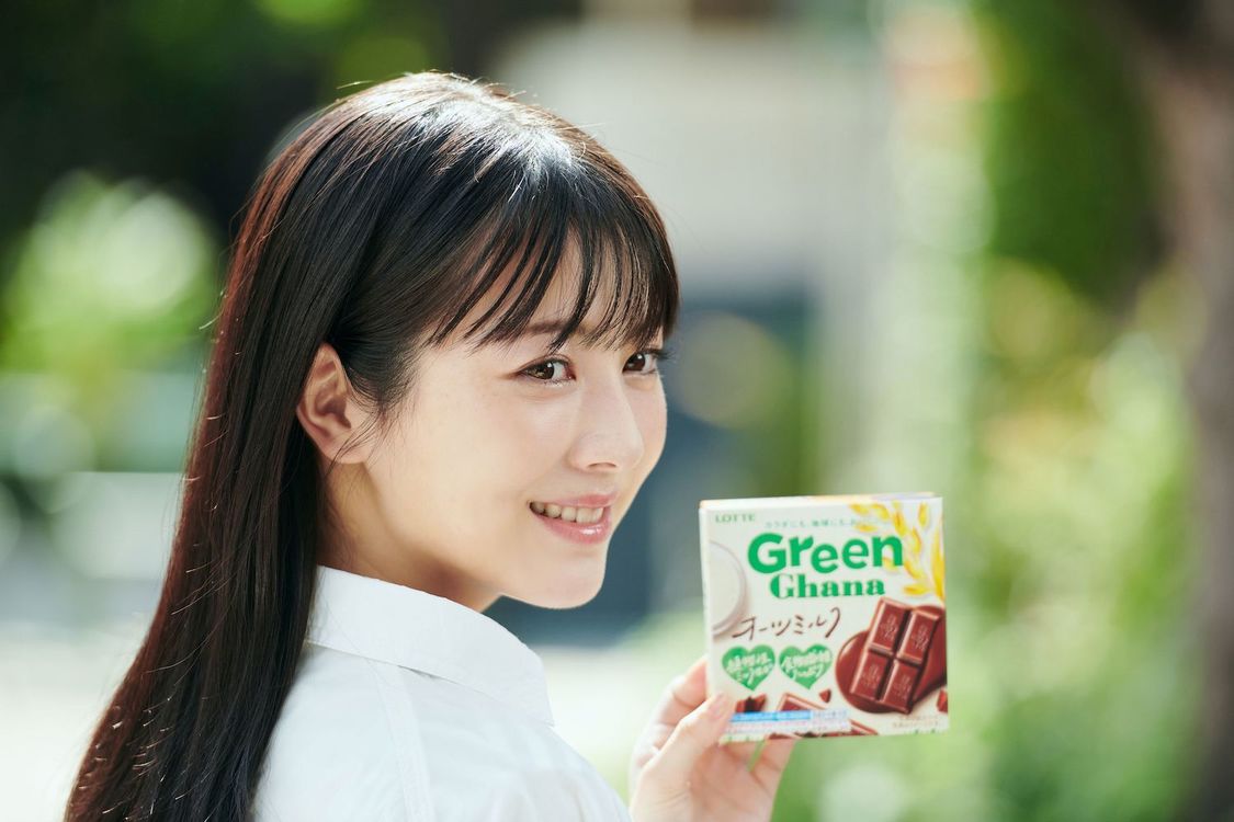 ガーナ 新TV-CM『はじめまして、緑のガーナです。』篇より（浜辺美波）