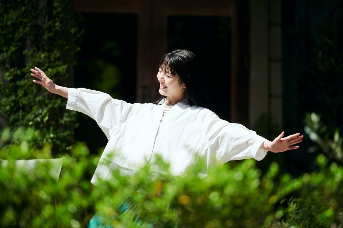 ガーナ 新TV-CM『はじめまして、緑のガーナです。』篇より（浜辺美波）