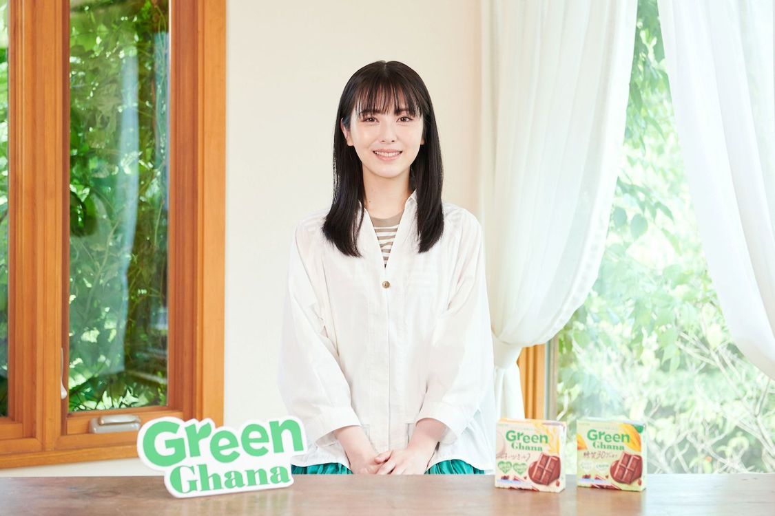 ガーナ 新TV-CM『はじめまして、緑のガーナです。』篇より（浜辺美波）